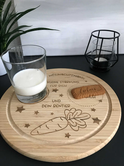 Nikolausteller aus Holz mit Gravur für Weihnachtsmann, 24 cm Durchmesser, natürliche Oberfläche, dekoriert mit Milch und Keks.