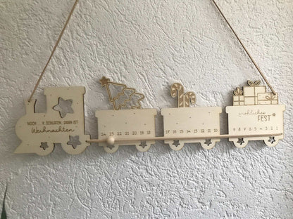 Holz Adventskalender in Zugform, nachhaltige Weihnachtsdekoration, personalisierbar und wiederverwendbar.
