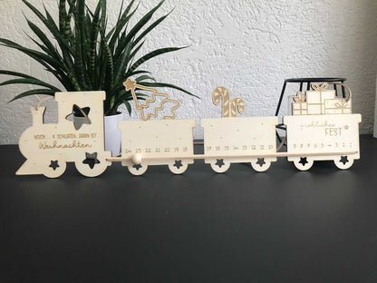 Hölzerner Adventskalender in Zugform mit festlicher Dekoration und Zahlen, nachhaltige Weihnachtsdekoration.