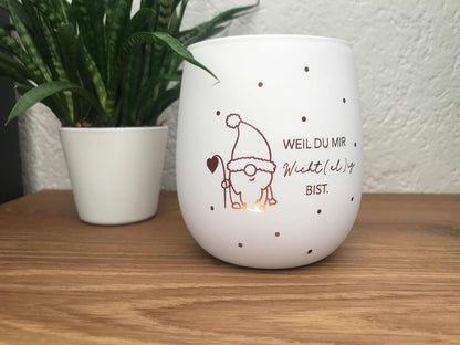 Stimmungsvolles Windlicht mit graviertem Weihnachtsmotiv, ideale Geschenkidee und Dekoration in weiß-roségold.