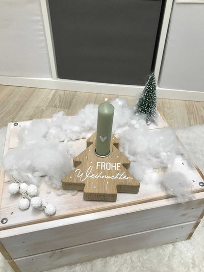 Kerzenhalter in Tannenbaum-Form aus Eichenholz, dekoriert für Weihnachten.