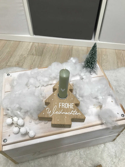 Kerzenhalter in Form eines Tannenbaums aus Eichenholz, dekoriert auf einer weißen Kiste mit Schneeelementen, ideal für Weihnachtsdeko.