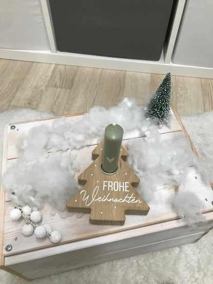 Kerzenhalter Tannenbaum aus Eichenholz auf schneeweißer Unterlage mit grüner Stabkerze.