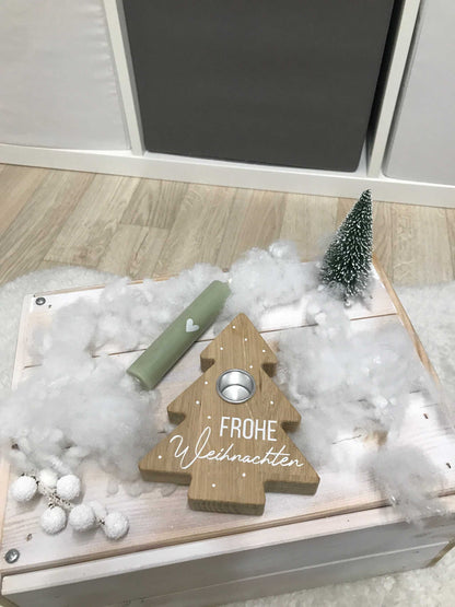 Kerzenhalter in Tannenbaum-Form aus Eichenholz auf einem Holztisch, dekoriert für Weihnachten.