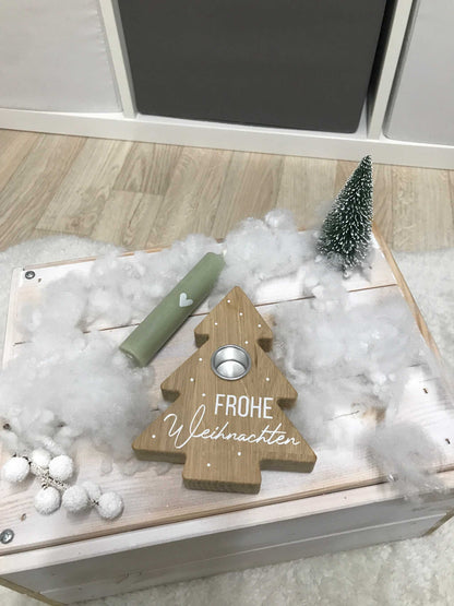 Kerzenhalter in Tannenbaum-Form aus Eichenholz, ideal für Weihnachtsdekoration und stimmungsvolles Ambiente.