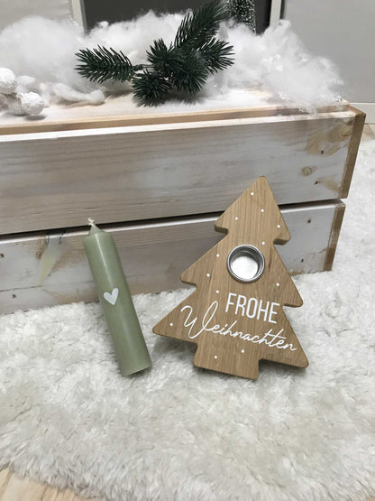 Kerzenhalter in Tannenbaumform aus Eichenholz auf weißem Fellteppich, neben grüner Stabkerze, ideal für Weihnachtsdeko.