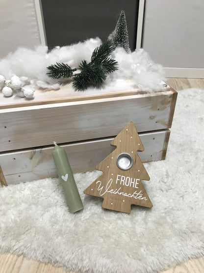 Weihnachtlicher Kerzenhalter in Tannenbaumform aus Eichenholz auf Teppich vor Holzkiste.
