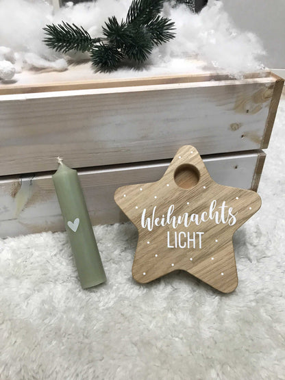 Kerzenhalter in Sternform aus Eichenholz, ideal für Weihnachtsdeko, neben kleiner Stabkerze vor rustikalem Hintergrund.