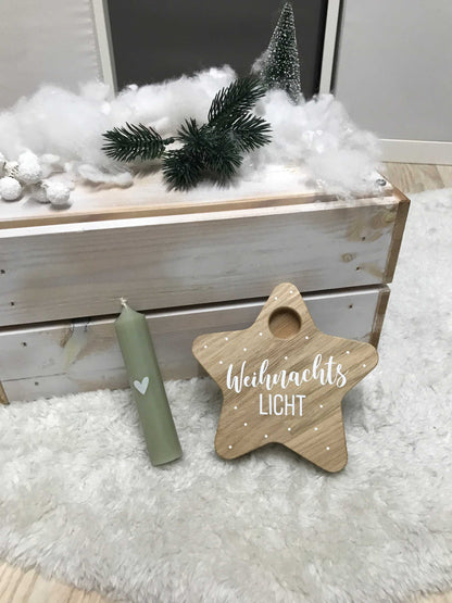 Kerzenhalter Stern aus Eichenholz mit Stabkerze, natürliche Weihnachtsdekoration.