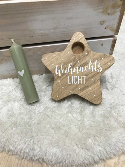 Kerzenhalter Stern aus Eichenholz mit grüner Stabkerze, natürliche Weihnachtsdeko.