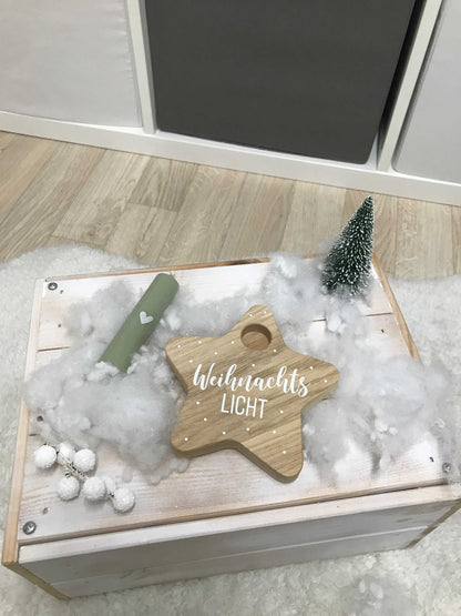 Kerzenhalter Stern aus Eichenholz auf Holzbox mit Weihnachtsdekoration.