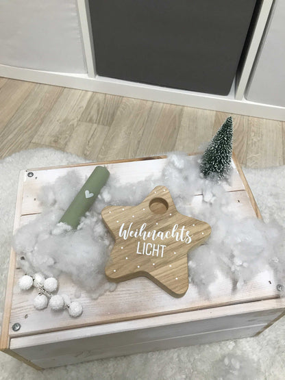 Sternförmiger Kerzenhalter aus Eichenholz, natürliche Weihnachtsdekoration auf schneebedecktem Tisch.