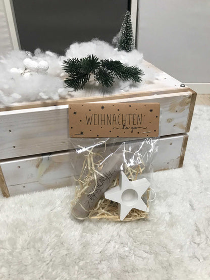 Weihnachtsgeschenk Kerze Geschenkset mit handgefertigtem Kerzenständer, Stern und Karte in Dekoration auf weißem Fellteppich.