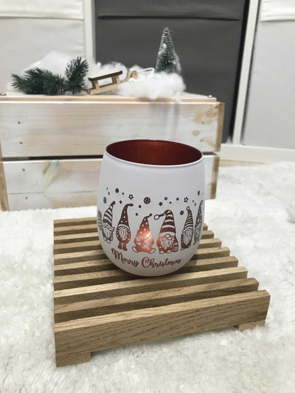 Windlicht mit Weihnachtsmotiv, perfekt als Geschenk oder Dekoration, Farbvariante weiß-roségold auf Holzunterlage.