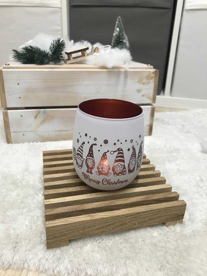 Weihnachtliches Windlicht mit gravierten Details, ideales Geschenk und Dekoration.