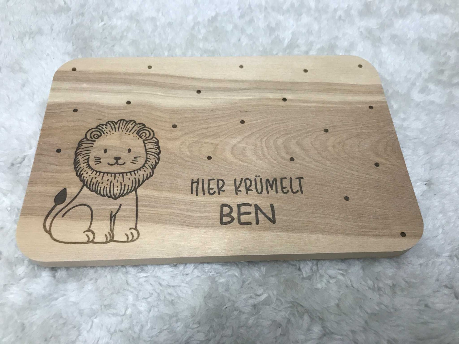 Holz Frühstücksbrettchen mit Löwen-Design, personalisiert mit "Hier krümelt Ben".