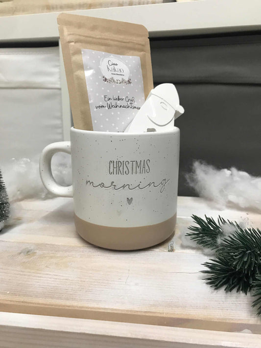 Keramiktasse "Christmas morning" in Grau und Beige, personalisierbar, 360 ml, spülmaschinenfest.