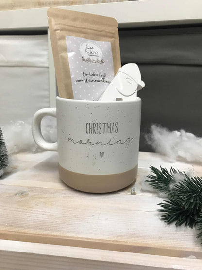 Keramiktasse in Grau-Beige mit "Christmas morning" Gravur, ideal als Weihnachtsgeschenk.