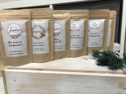 Personalisierbare Weihnachtstasse aus Keramik mit "Christmas morning" Lasergravur, in Grau und Beige, 360 ml. Ideal als Geschenk.