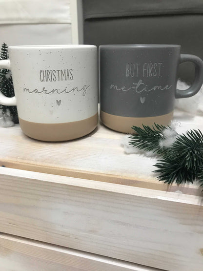 Keramiktasse mit "Christmas morning" Gravur, in Grau und Beige, 360 ml, personalisierbar, spülmaschinenfest.