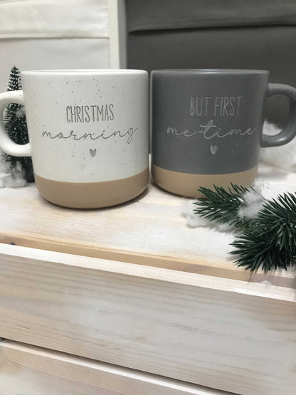Weihnachtstasse aus Keramik in Grau und Beige mit Gravur "Christmas morning", ideal als Weihnachtsgeschenk oder Wichtelgeschenk.