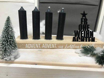 Moderner Adventskerzenhalter aus Holz mit schwarzem Acryl-Schriftzug, ideal für weihnachtliche Dekoration.