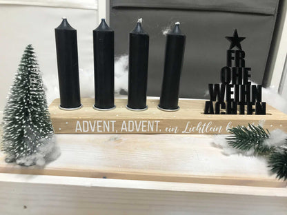 Holz Adventskerzenhalter mit Acryl-Schriftzug und Kerzentüllen, weihnachtliche Dekoration.
