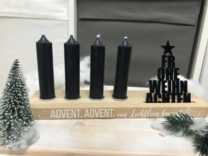 Moderner Adventskerzenhalter aus Holz mit schwarzem Acryl-Schriftzug, ideal für weihnachtliche Dekoration.