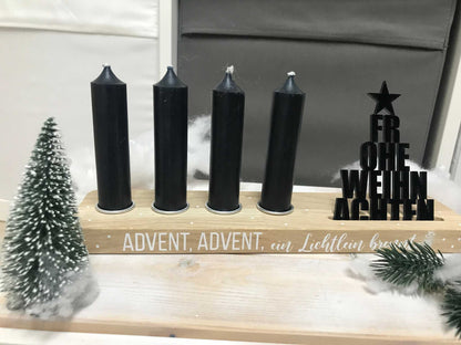 Moderner Adventskerzenhalter aus Holz mit Acryl-Schriftzug für Weihnachtsdekoration.
