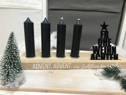Moderner Adventskerzenhalter aus Holz mit Acryl-Schriftzug, ideal für weihnachtliche Dekoration, stilvolles Design.