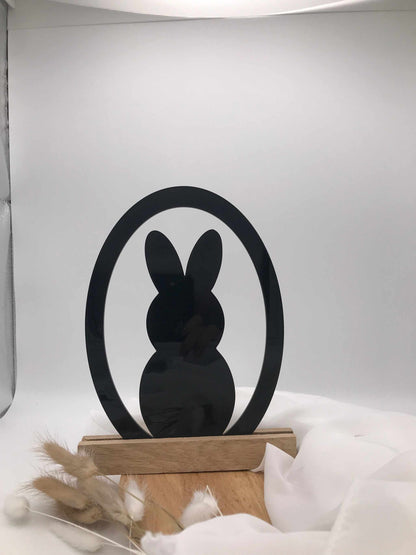 Osterdekoration aus Acryl und Holzklötzchen mit "Frohe Ostern" Schriftzug, festliche Dekoration.