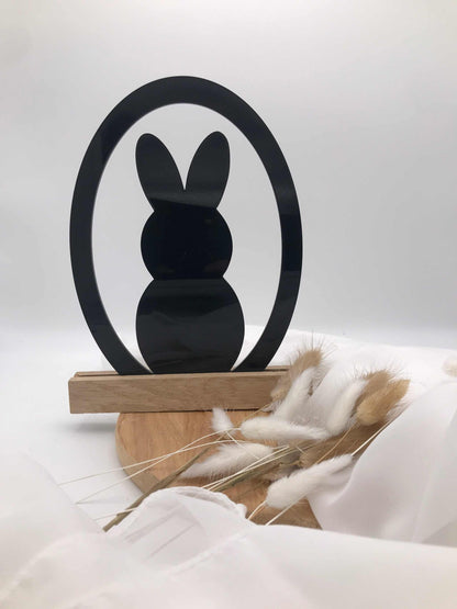 Edle Osterdekoration mit "Frohe Ostern" Schriftzug aus Acryl und Holzklötzchen, ideal für festliche Ambiente.