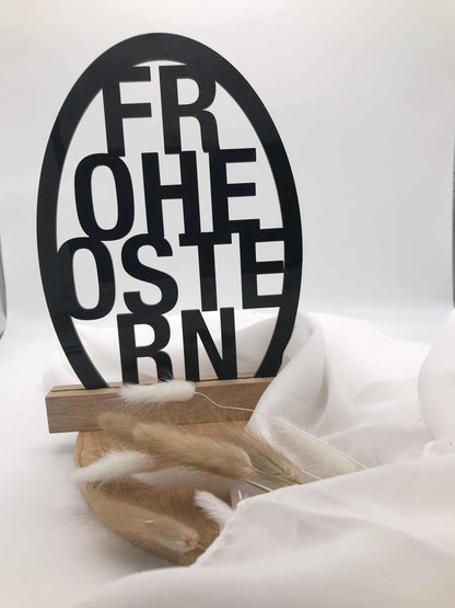 Osterdekoration "Frohe Ostern" aus Acryl und Holzklötzchen, festliche Dekoration auf weißem Hintergrund.