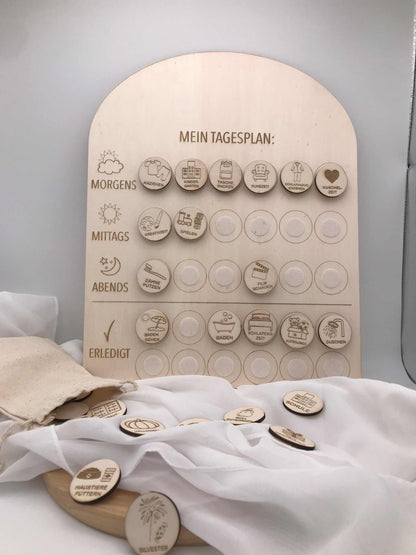 Holz-Tagesplan für Kinder mit 28 Routineplättchen zur visuellen Organisation des Tagesablaufs.
