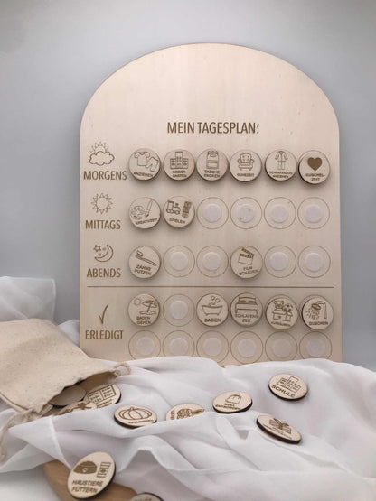 Holz-Tagesplan für Kinder mit 28 Routineplättchen zur Organisation des Tagesablaufs.