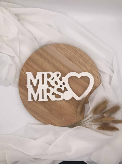 Hochzeit Tischdekoration "Mr & Mrs" Schriftzug aus Raysin auf Holzplatte mit Trockenblumen.