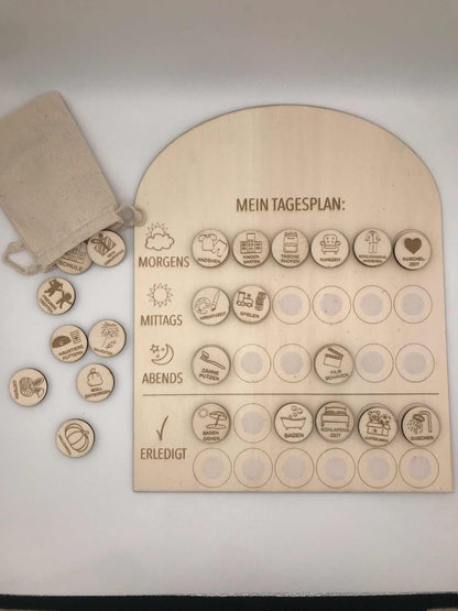 Tagesplan für Kinder aus Holz mit Routineplättchen für Strukturierung des Alltags.