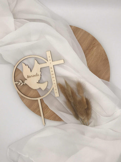 Caketopper aus Holz für Taufe, Kommunion oder Firmung mit Tauben- und Kreuzmotiv.
