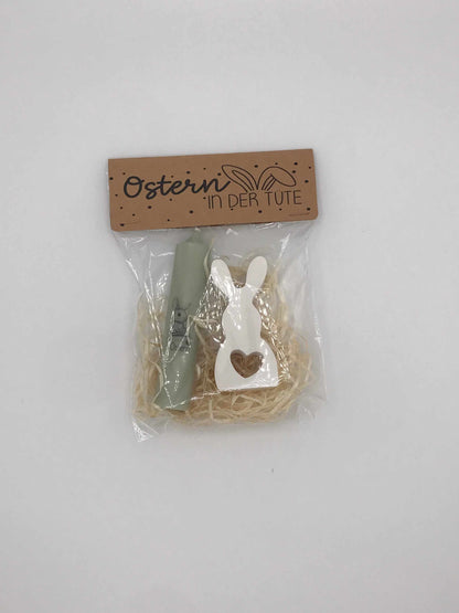 Ostergeschenkset mit Kerze und keramischem Hasen in Geschenkverpackung.
