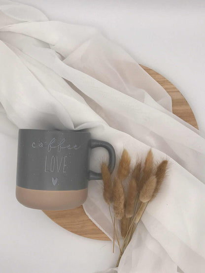 Keramiktasse "coffee love" in Grau und Beige, personalisierbare Gravur, hochwertiges Design.
