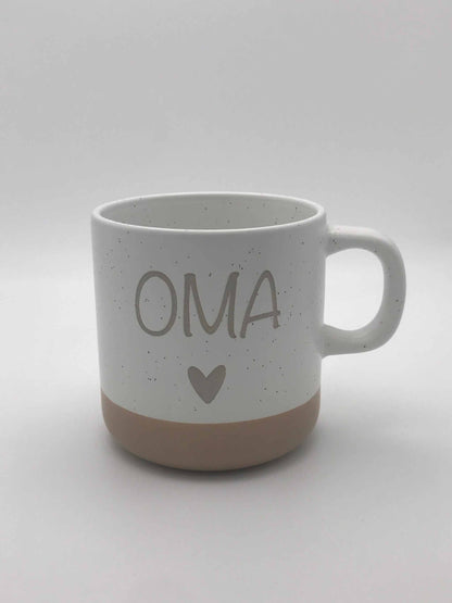 Keramiktasse "Oma" mit Herzmotiv in Grau und Beige, 360 ml.
