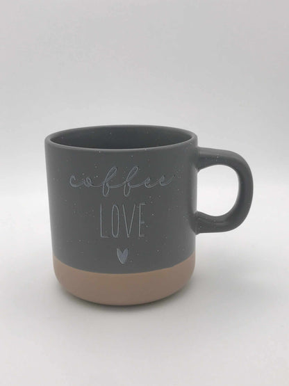 Elegante graue und beige Keramiktasse mit "coffee love" Gravur, personalisierbar.