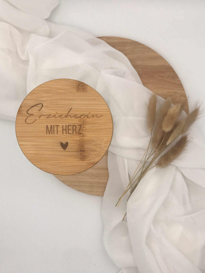Vorratsglas mit Bambusdeckel und Gravur "Erzieherin mit Herz", ideales Abschiedsgeschenk für Erzieherin oder Tagesmutter.