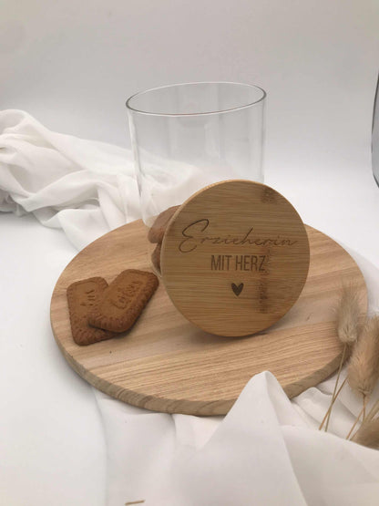Vorratsglas als Abschiedsgeschenk für Erzieherin mit Bambusdeckel und personalisierter Gravur auf Holztablett.