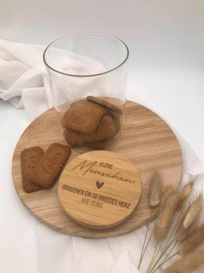 Vorratsglas Abschiedsgeschenk für Erzieherin mit Gravur und Holzdeckel auf Holzplatte.