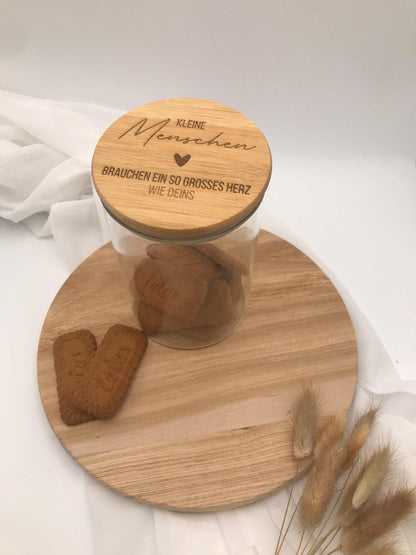 Vorratsglas als Abschiedsgeschenk für Erzieherin mit Holzdeckel auf Holzteller, personalisierbar mit Spruch, ideal für Kindergarten oder Grundschule.
