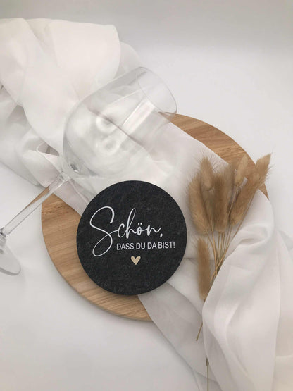 Elegant felt coaster with "schön, dass du da bist" message, set of 6, anthracite color.