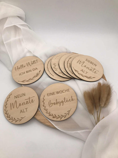Holzscheiben Meilensteine für Babys erstes Jahr mit eingravierten Texten, ideal für Fotoaufnahmen.