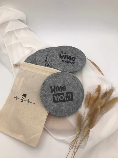 Filzuntersetzer mit Weinsprüchen auf grauem Filz, ideal für Mädelsabende und als Geschenk.