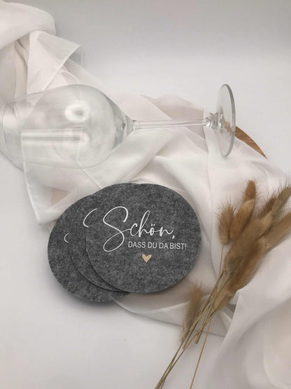 Filzuntersetzer mit Aufschrift "schön, dass du da bist", Set aus 6 Stück, in Anthrazit oder hellgrau, 11 cm Durchmesser, 3 mm dick.